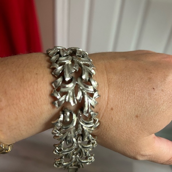 4/$100 CORO vintage 1960 Elegant Silver Leaf Bracelet 7 inches 😍 - Picture 4 of 7